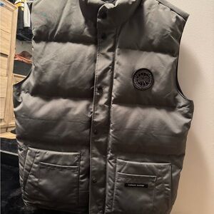 Men’s Canada Goose Garson Vest Black Label
Coastal Grey